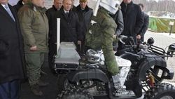 Putin askeri savaş robotunu inceledi