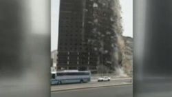 Yapım aşamasındaki bina ikiye ayrılıp çöktü