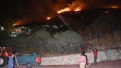 Bodrum'da halk yangından dolayı evinin etrafını suluyor