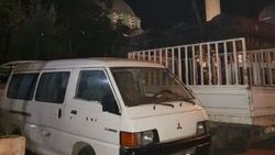 Adana'da cami önünde uyuşturucu satışına baskın