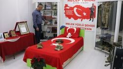 Şehit oğlunun anısını odasında yaşatıyor