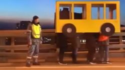 Rusya'da köprüden geçmek için otobüs kılığına girdiler