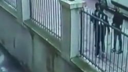 İstanbul'da sokak ortasında gasp dehşeti kamerada