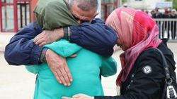 Suriyeli ailenin sınırda mutluluktan ağlatan kavuşması