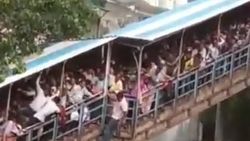 Hindistan'da tren istasyonu izdihamı