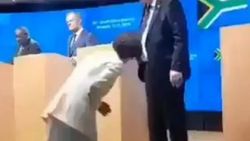 Juncker yanlış ayakkabıları giydi