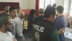 Annesinin kullandığı oy pusulasını yırttı