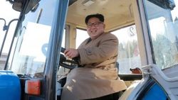 Kuzey Kore lideri Kim Jong traktör fabrikasını gezdi