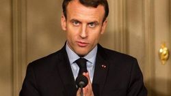 Macron: Fransa'da başörtüsüne saygı gösterilmeli