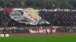 Cezayir'de tribünde anlamlı pankart