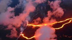 Hawaii'de yanardağ lav püskürtmeye devam ediyor