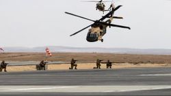 Japonya'da askeri helikopter düştü