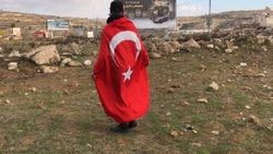Ramallah’ta Türk bayraklı protestocu dikkat çekti