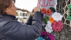 Kosovalı kadınlar ağaçları giydirdiler