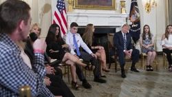 Trump, silahlı saldırı mağdurlarıyla bir araya geldi