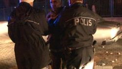Aracını yakmak isteyen sürücü gazetecilere saldırdı