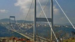 İstanbul Boğaziçi Köprüsü bakımsızlıktan dökülüyor - izle