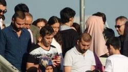 Metrobüs durağında insan seli