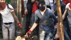 İçinde müşteri olan markete molotof attılar