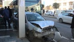 Gaz pedalı takılı kalan otobüs 9 araca çarptı