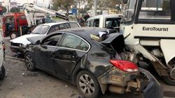 Freni boşalan midibüs ışıkta bekleyen araçlara çarptı