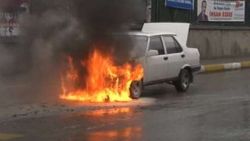 Üsküdar'da bir araç alev alev yandı