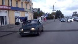 Rusya'da otomobil yayayı havaya uçurdu