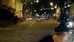 İngiliz kadın tazminat almak için arabanın önüne atladı