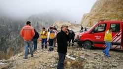 300 metrelik uçuruma yuvarlanan otomobilin sürücüsü öldü
