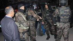 Kendisine para vermeyen babasını rehin aldı