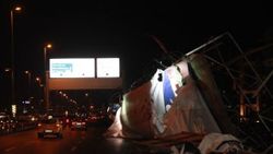 İstanbul'da şiddetli rüzgar reklam panosunu yola devirdi