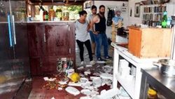 İşten çıkarılınca kazmayla restoranı bastı