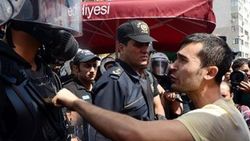 Rezidans önünde işçiden polise: Gaz sıkmayın