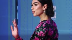 Dua Lipa arkadaşlarıyla halay çekti