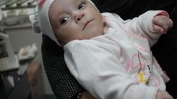 Türkiye'de bir ilk: 285 gram doğan Elçin bebek hayata tutundu
