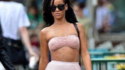 Rihanna iç çamaşırı ile gezdi