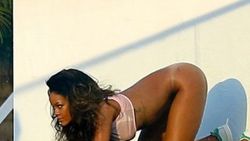 Rihanna altsız poz verdi