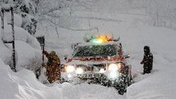 Rize'de üç işçi karda mahsur kaldı