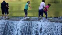 Fotoğraf çektirmek için bentlerin üzerine çıktılar