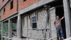 Rize'de taş evin üstüne apartman diktiler
