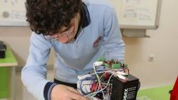 Trabzonlu öğrenciden kaçakları haber veren robot