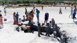 Salda Gölü kıyısında çamur banyosuyla şifa arıyorlar