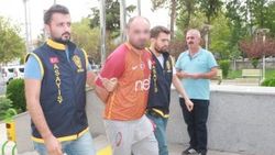 Camide uyuyan vatandaşın yanına gidip telefonunu çaldı