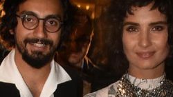 Tuba Büyüküstün sevgilisiyle el ele davette