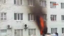 Rusya'da bir anne çocuklarını 4'üncü kattan aşağı attı İZLE
