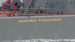Rus savaş gemisi yine silahlı askerlerle geçti