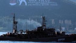 Rus savaş gemisi Boğaz’dan geçti