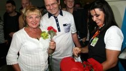 Rus turistler çiçeklerle karşılandı