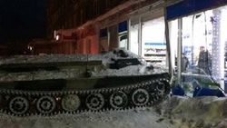 Tankla markete dalıp şarap çaldı