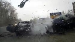 Hatalı sollama yapan otomobiller kafa kafaya çarpıştı